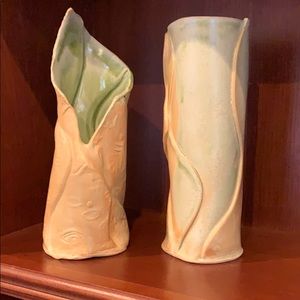 2 ceramic vases